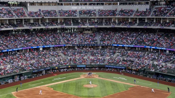 Baseball: Ein Moment wie vor Corona: Die Tribünen der Texas Rangers waren so voll, dass fast die ganze Arena besetzt war.