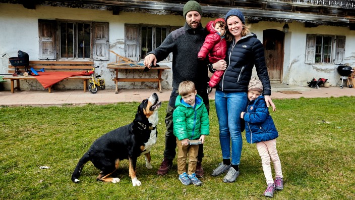 Direktvermarkter Martin und Lisa Sappl mit Kindern und Hund