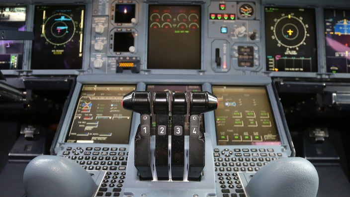 Flugzeug-Cockpit am Flughafen München, 2019