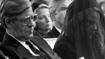 Streit um "Baader-Meinhof-Komplex": Ignes Ponto mit dem damaligen  Bundeskanzler Helmut Schmidt im August 1977 bei der Trauerfeier für ihren ermordeten Mann in der Frankfurter Paulskirche.