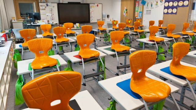 Karl-Sittler-Grundschule Poing: Je nach Cluster sind die Klassenzimmer in unterschiedlichen Farben gestaltet, Orange ist das Cluster 1, also alle ersten Klassen.