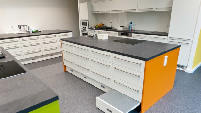 Karl-Sittler-Grundschule Poing: In der Lehr-Küche können auch die ganz Kleinen kochen - ausziehbare Stufen sei Dank.