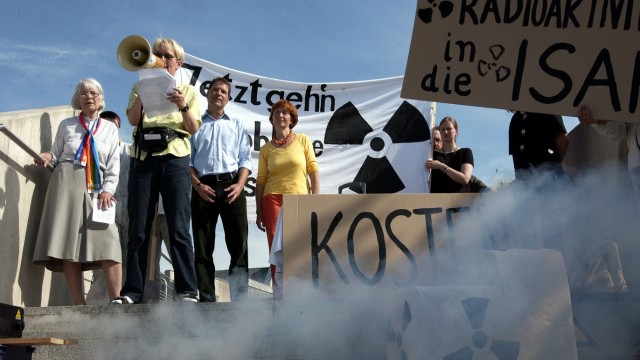 Forschungsreaktor in Garching: Demonstration der Reaktorgegner und Mütter gegen Atomkraft bei der Eröffnung der neuen Forschungs-Neutronenquelle FRM-II. Bis heute protestieren Umweltschützer gegen deren Erhalt.