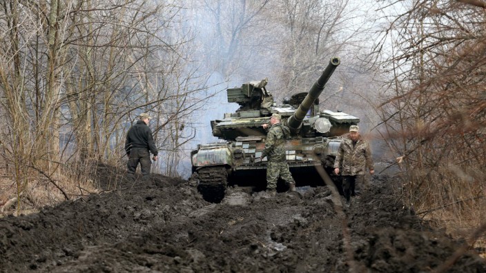 Konflikt in der Ukraine: Panzerprobleme: Ukrainer kümmern sich in der Nähe der Frontlinie um ihr Militärfahrzeug.