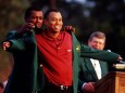 Golf - The Masters 2001 Vijay Singh hilft Tiger Woods ins Green jacket , Augusta Georgia U S A *** Golf The Masters 200; imago 0031576320