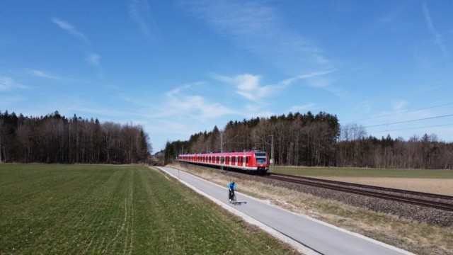 Münchner Osten: Anderswo bereits Realität: Schneller Radweg entlang des Bahndamms zwischen Deisenhofen und Sauerlach.