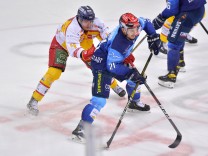 Eishockey, Herren, DEL, Saison 2020-2021, ERC Ingolstadt - Düsseldorfer EG, 05.04.2021 Zweikampf zwischen Wayne Simpson