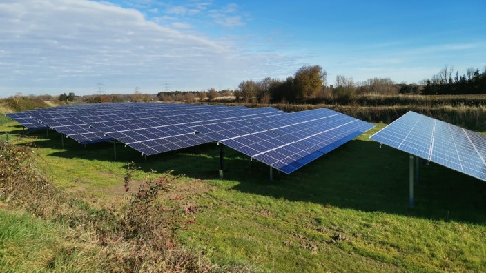 Energiewende: Eine Freiflächen-Photovoltaik-Anlage bei Markt Schwaben.