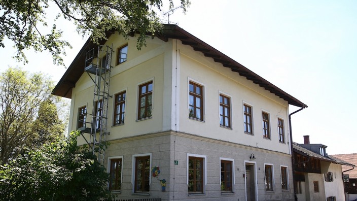 Kommunale Finanzen: Aus dem alten Schulhaus in Linden, in dem derzeit noch der Kindergarten residiert, soll ein reines Wohngebäude werden.