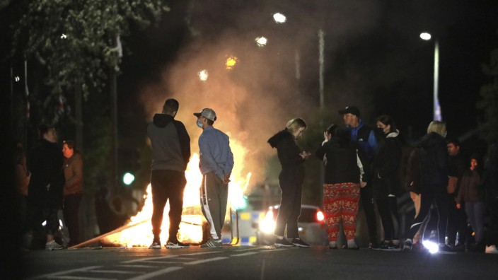Nordirland: Loyalisten blockieren am Freitagabend eine Straße in Belfast.