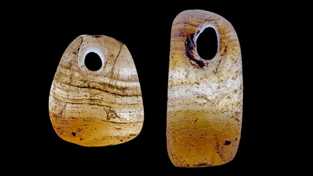 Corona und Garten: Diese 6000 Jahre alten Achat-Perlen wurden erst vor wenigen Wochen in Sachsen-Anhalt gefunden.