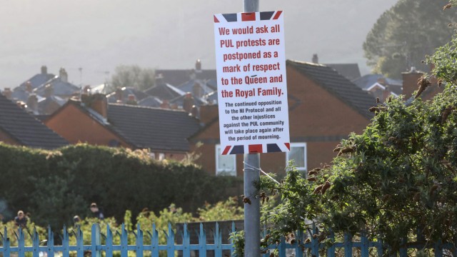 Großbritannien: Ruhe bitte: In Belfast wird gebeten, die PUL-Proteste (Protestanten, Unionisten, Loyalisten) für die Zeit der Trauer um Prinz Philipp auszusetzen.