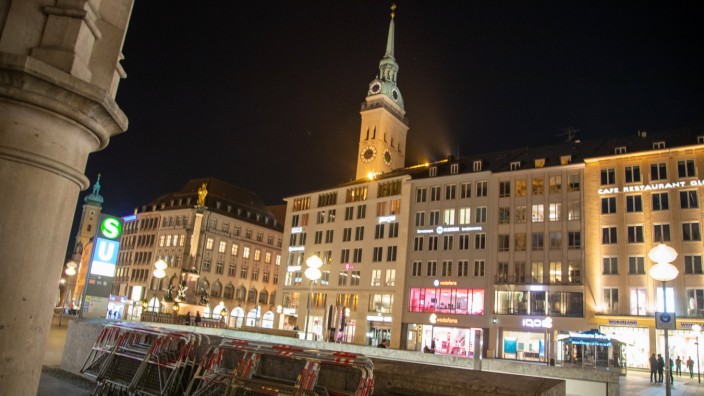 Coronavirus in München: Szenen am Abend, Die Münchner Innenstadt und Fußgängerzone ist am Abend / Nacht des 24.3.2021 zi