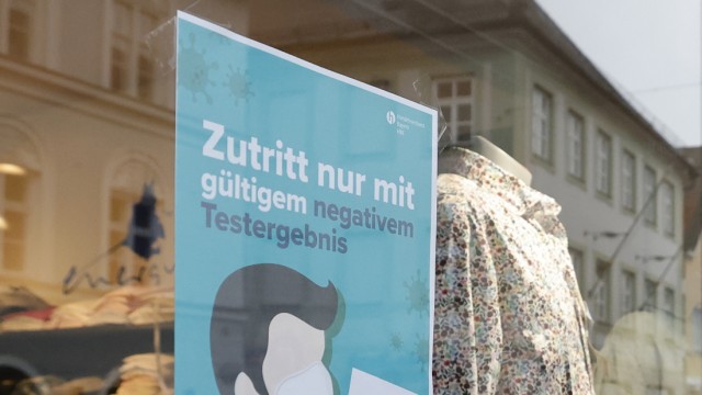 Einkaufen in Freising: Viele Kunden reagieren auf die vielen Vorschriften zurückhaltend. Die Ladeninhaber aber machen mit, so können sie wenigstens aufsperren.