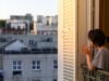 News Bilder des Tages FRANCE - SOCIETY - CONTAINMENT 8 p.m. in Montreuil, with her neighbours, a young woman applauds f