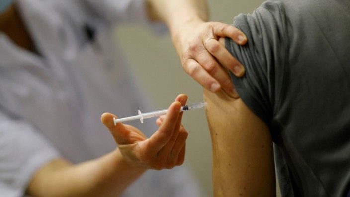 Corona-Impfung mit dem Impfstoff von Biontech in Frankreich