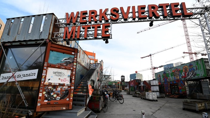 Werksviertel in München: Mindestens bis Ende 2022 bilden die teils bemalten und gestapelten ausrangierten Schiffscontainer das Entrée zum Viertel.