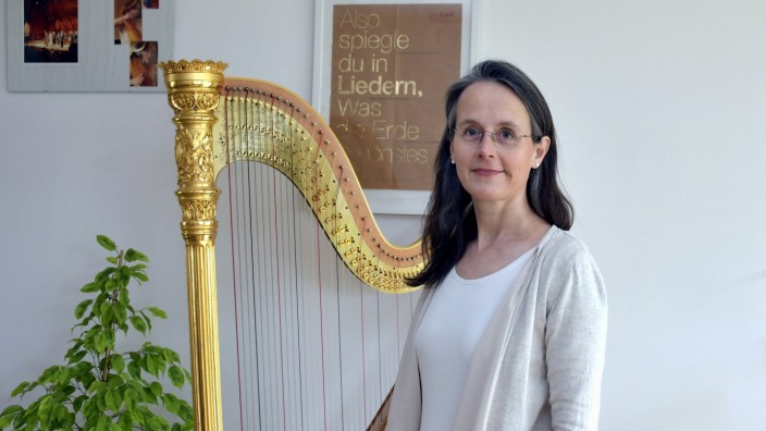 Tassilo: Die Harfe wählte Barbara Pöschl-Edrich, weil es ein vollständiges Soloinstrument ist, mit dem sie auch ganz alleine auftreten kann: "Wie ein Klavier - nur besser zu tragen."