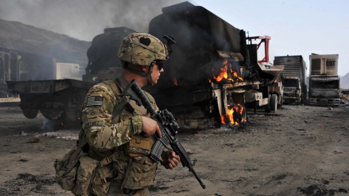 Abzug aus Afghanistan: Ein US-Soldat untersucht den Schauplatz eines Anschlags in Afghanistan (Archivbild aus dem Jahr 2014).