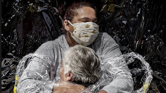 World Press Photo Award: Die 85-jährige Rosa Luzia Lunardi wird von der Krankenschwester Adriana Silva da Costa Souza in ihrem Pflegeheim in São Paulo gedrückt.
