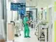Covid-Intensivstation Uniklinik Dresden Ärzte und Intensivpfleger kümmern sich um die schwerkranken Covid-Patienten auf