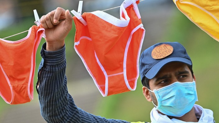 Protestkultur: Die letzte Unterhose: Lokalbetreiber in Italien protestieren gegen Corona-Maßnahmen.