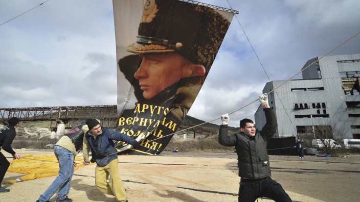 Russland: Zum Jahrestag der Krim-Annexion im März wurde in Sewastopol ein Ballon mit dem Bild des russischen Präsidenten gestartet.