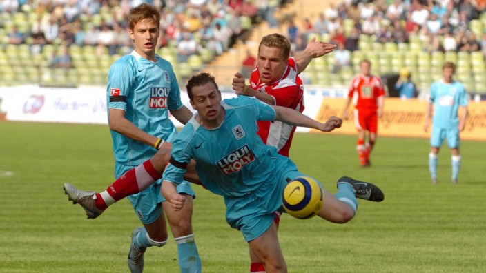 Dritte Liga: Zum Abschied ein 0:0: Lukas Podolski (rotes Trikot) trifft 2005 mit der Mannschaft des 1. FC Köln auf Sechzigs Quido Lanzaat (vorn) und Lukasz Szukala. Für den TSV 1860 war es das bis zu diesem Wochenende letzte Spiel im Olympiastadion.