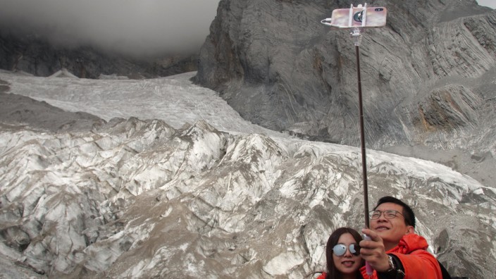 Klimaschutz: Bedrohter seiner Art: Der Gletscher am Jade Dragon Mountain in der chinesischen Provinz Yunnan hat seit 1982 laut Wissenschaftlern 60 Prozent seiner Masse verloren.