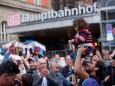 Flüchtlinge kommen aus Ungarn am HBF München an