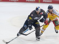 Eishockey, DEL, 18.04.2021, EHC Red Bull München - Düsseldorfer EG. Im Bild Mathew MAIONE (EHC Red Bull München, 8) udn; ehc München