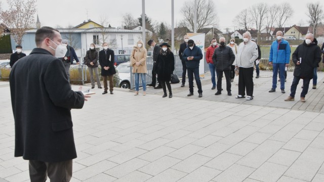 Bundestagswahl 2021: Bürgermeister Josef Heckl, "Hausherr" in Mammendorf, begrüßt die Wahlberechtigten vor dem Bürgerhaus.
