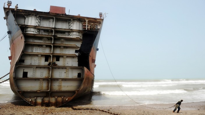 Recycling von Schiffen: In Pakistan zerlegen Arbeiter ein Schiff.