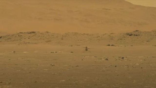 Perseverance-Mission: "Ingenuity" im Flug, gefilmt vom Mars-Rover "Perseverance" aus.