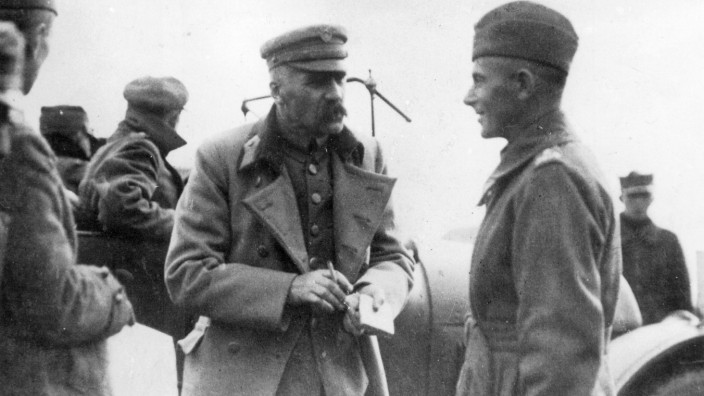 Polnische Geschichte: Der polnische General Piłsudski (li.) bei einem Truppenbesuch während des Krieges gegen Russland im Jahr 1920.