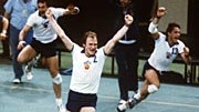 Vor der WM: DDR-Hanballer freuen sich 1980 in Moskau über ihren Olympiasieg.