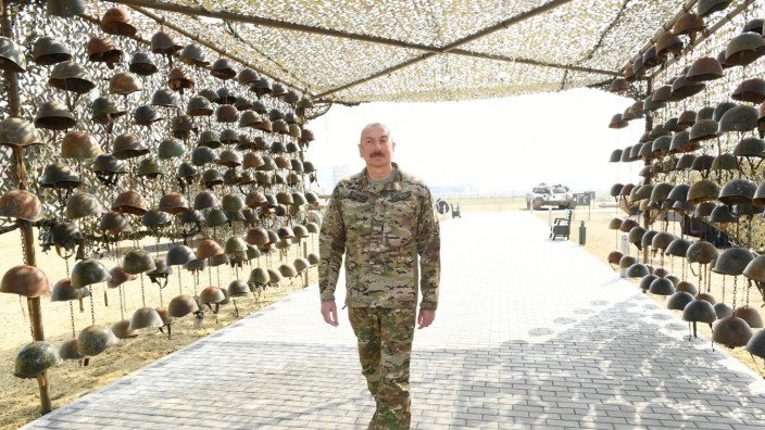 Aserbaidschan-Affäre: Aserbaidschans Staatspräsident Ilham Aliyew besichtigt einen "Trophäenpark" in Baku. Die ausgestellten Helme sollen von getöteten armenischen Soldaten stammen.