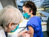 Zweite Impfung für Krankenschwester am Uniklinikum