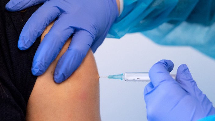 Was Sie zum Nutzen und Risiko von Corona-Impfungen wissen müssen