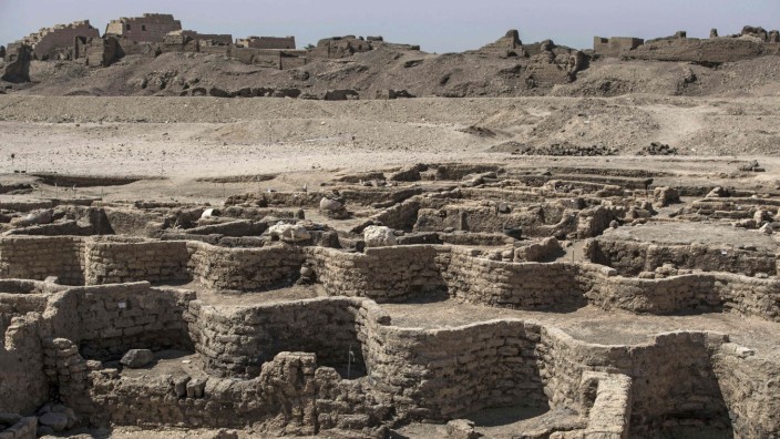 Sensationsfund in Ägypten: Die Ruine der verlorenen Stadt liegt nahe Luxor. Die Buchten in den Mauern könnten Arbeitsplätze von Kunsthandwerkern gewesen sein.