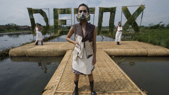 Modeindustrie: Eine Laufsteg-Modeschau der besonderen Art: Models protestierten 2015 mit Gasmasken gegen die Verschmutzung des indonesischen Fluss Citarum. Viele Textilfirmen leiten hier neben anderen ihre giftigen Abwässer ein.