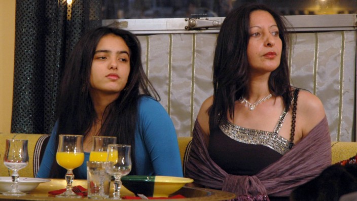 "Couscous mit Fisch" in der SZ Cinemathek: Rym (Hafsia Herzi, l.) und ihre Mutter Latifa (Hatika Karaoui) hoffen, dass die Eröffnung ihres Restaurants ein Erfolg wird.