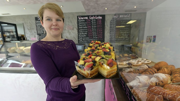 Wirtschaft: Julia Vollmann hat in Hohenbrunn ihr eigenes Café aufgemacht, nachdem ihre bisherige Chefin aufgegeben hat. Bisher darf die Konditorin ihre Torten und Teilchen allerdings nur zum Mitnehmen verkaufen.