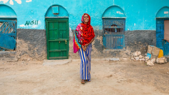 SOMALILAND - PORTRAIT OF A SOMALI YOUNG WOMAN IN THE STREETS OF THE OLD TOWN - BERBERA Portrait of a somali young woman