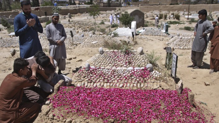 Pakistan: Angehörige trauern am Grab eines Opfers des Anschlags in Quetta.