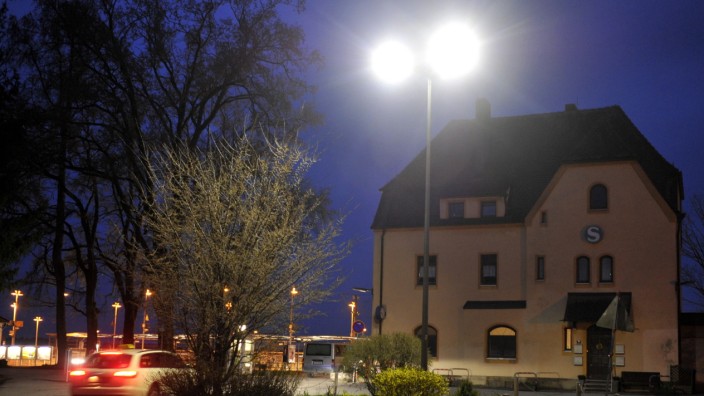 Energie-Krise: Um Strom zu sparen, setzen viele Gemeinden schon länger auf LED-Lampen in ihren Straßenlaternen, wie hier am Bahnhof in Aying.