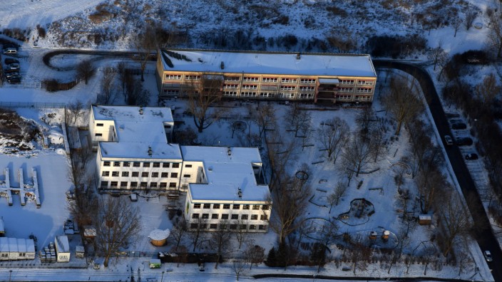 Winterluftbild Schulgebäude der Freie Schule am Elsengrund und KITA Kindergarten Elsenstraße im Ortsteil Mahlsdorf in Berlin