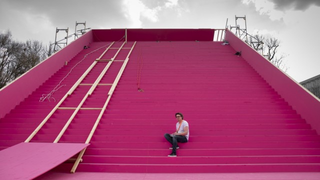 Aussichtsplattform: Künstler Andreas Sarow auf der riesigen Treppe.