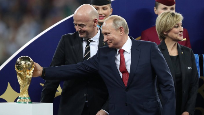 Super League: Gianni Infantino und Wladimir Putin bei der WM 2018 in Moskau. Inzwischen gilt ihr Verhältnis als abgekühlt.