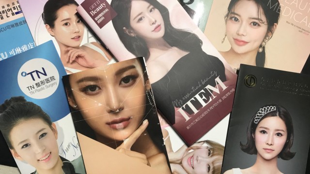 Report: Schönheitskliniken werben mit ihren Broschüren für das perfekte Gesicht - und so wächst der Druck auf die jungen Frauen.